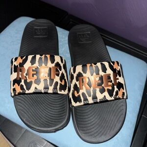Reef Leopard Print Slides